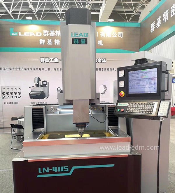 群基鏡面電火花機LN40S在群基展廳演示精密加工