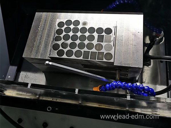 群基數(shù)控電火花機CNC-640鏡面加工效果